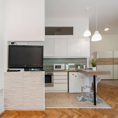 Szent Istvan Ter 4 Next To Basilica A 1 Bedroom Budapest Bagian luar foto