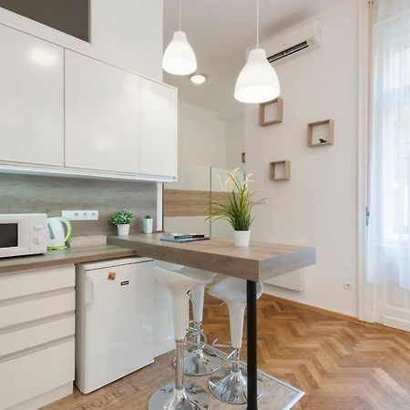 Szent Istvan Ter 4 Next To Basilica A 1 Bedroom Budapest Bagian luar foto