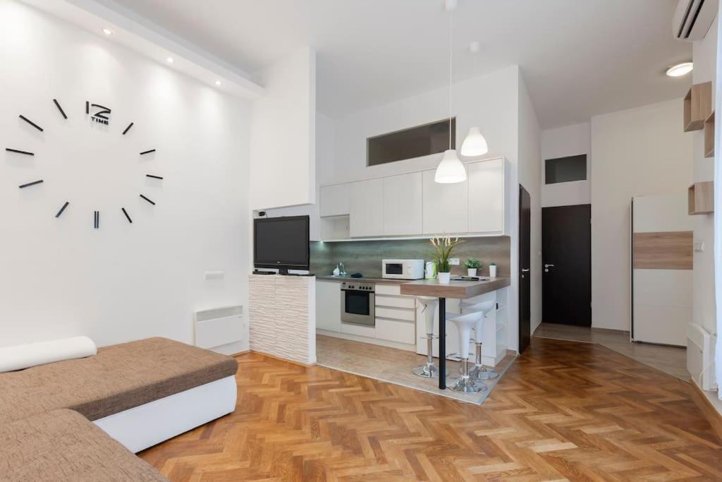Szent Istvan Ter 4 Next To Basilica A 1 Bedroom Budapest Bagian luar foto