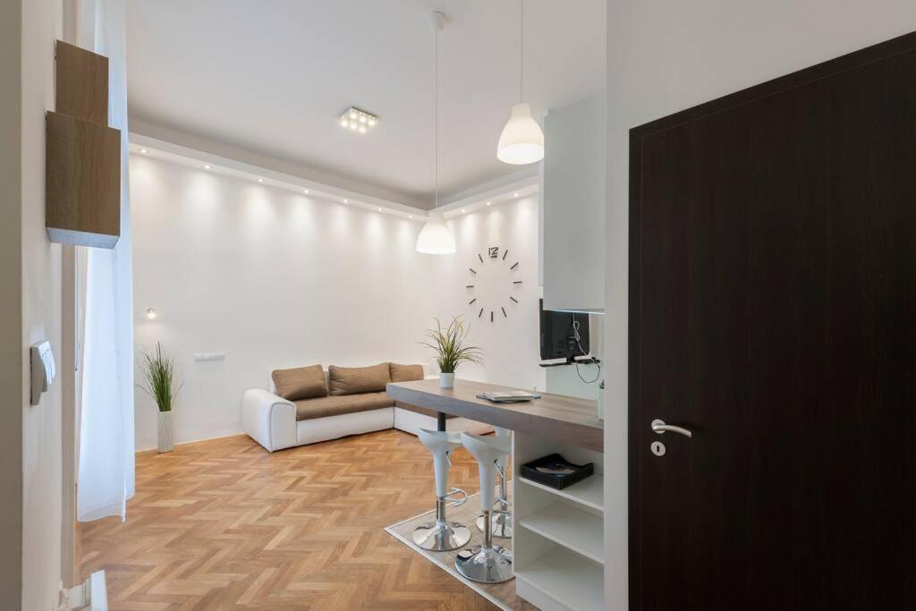 Szent Istvan Ter 4 Next To Basilica A 1 Bedroom Budapest Bagian luar foto