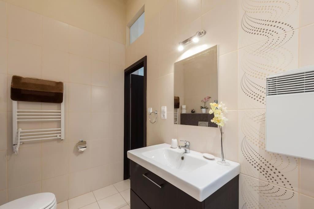 Szent Istvan Ter 4 Next To Basilica A 1 Bedroom Budapest Bagian luar foto