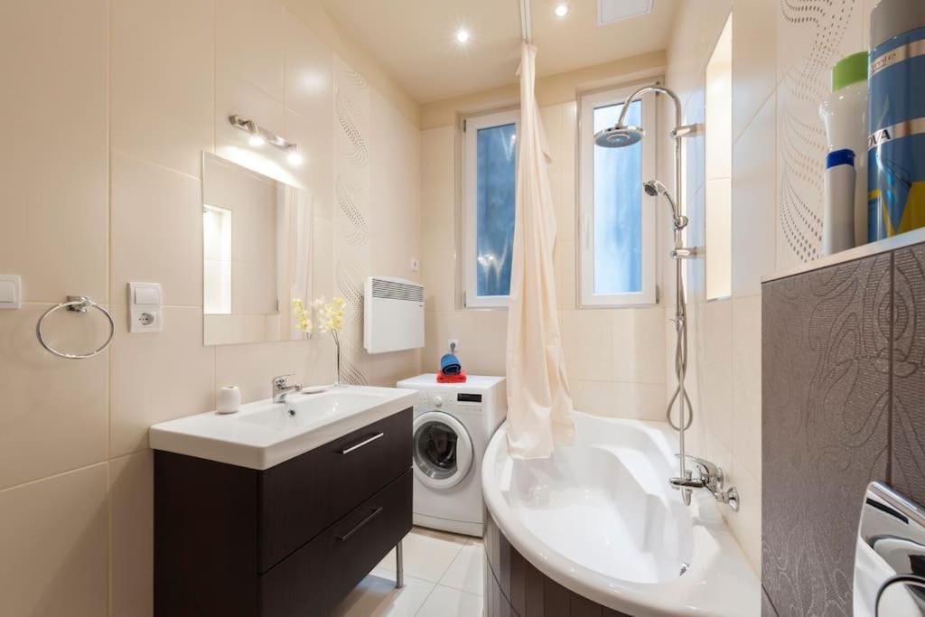 Szent Istvan Ter 4 Next To Basilica A 1 Bedroom Budapest Bagian luar foto