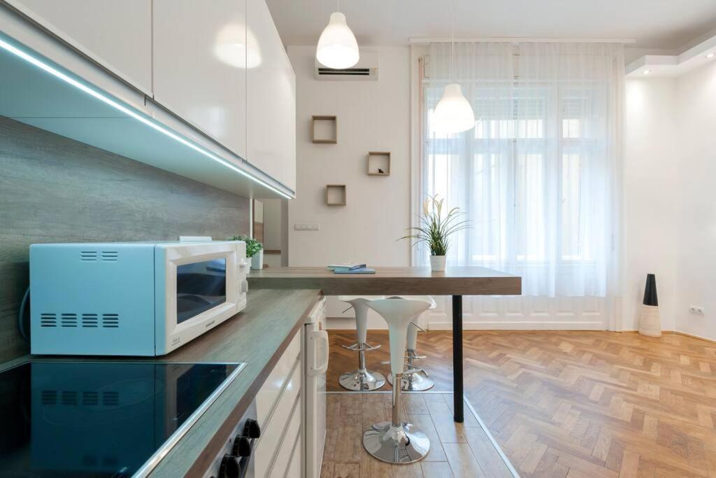 Szent Istvan Ter 4 Next To Basilica A 1 Bedroom Budapest Bagian luar foto