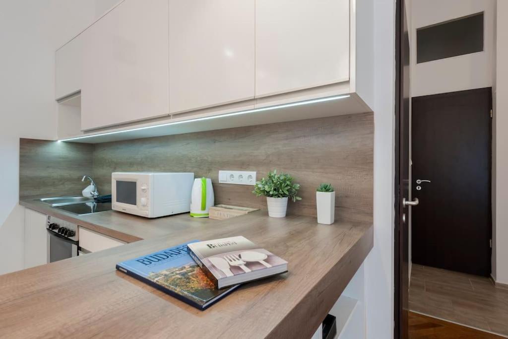 Szent Istvan Ter 4 Next To Basilica A 1 Bedroom Budapest Bagian luar foto