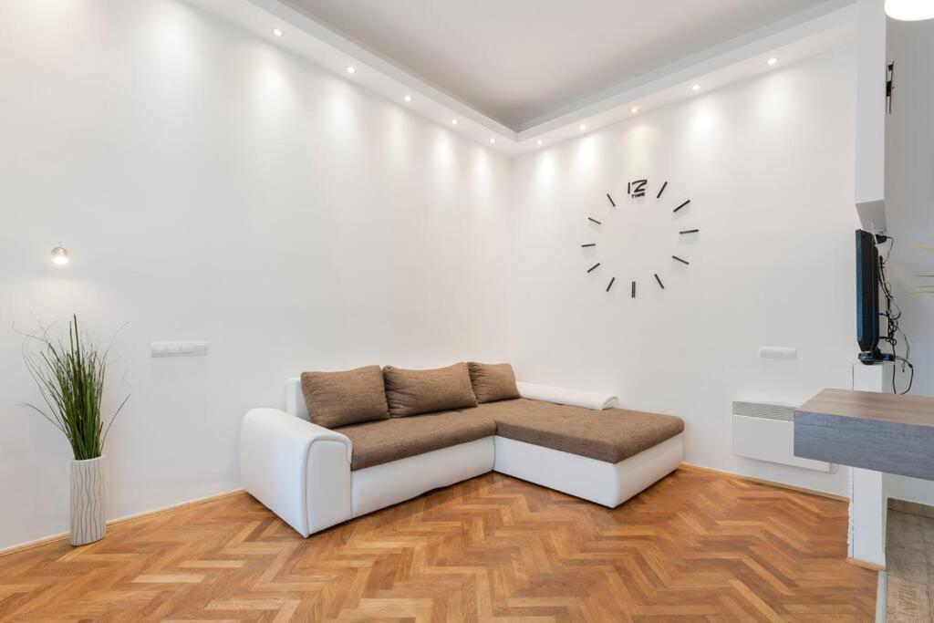 Szent Istvan Ter 4 Next To Basilica A 1 Bedroom Budapest Bagian luar foto