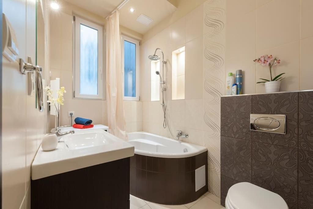 Szent Istvan Ter 4 Next To Basilica A 1 Bedroom Budapest Bagian luar foto