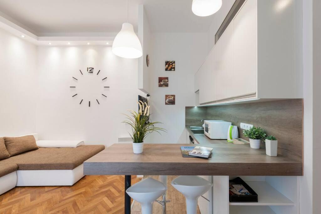 Szent Istvan Ter 4 Next To Basilica A 1 Bedroom Budapest Bagian luar foto