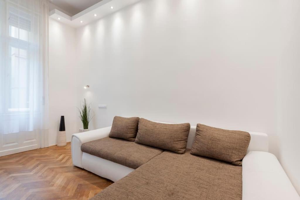 Szent Istvan Ter 4 Next To Basilica A 1 Bedroom Budapest Bagian luar foto